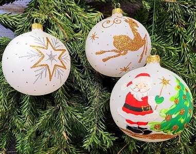 Julekugler med Julemand, rensdyr og stjerne på hvid
